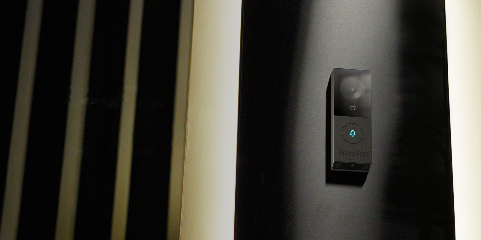 Kompaktný inteligentný interkom Akuvox X910 v prémiovom hliníkovom vyhotovení s jedným mechanickým tlačidlom, integrovanou HDR kamerou a elegantným lineárnym dizajnom pre modernú kontrolu vstupu