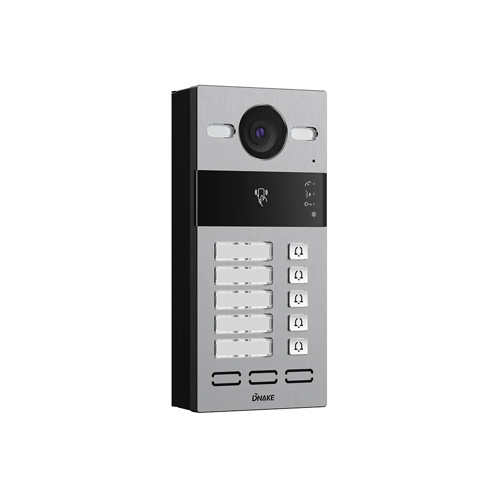 Pravý uhlový pohľad na IP videovrátnik Dnake S213M s piatimi tlačidlami, na ktorom je viditeľný hrubší čierny inštalačný zadný box.
