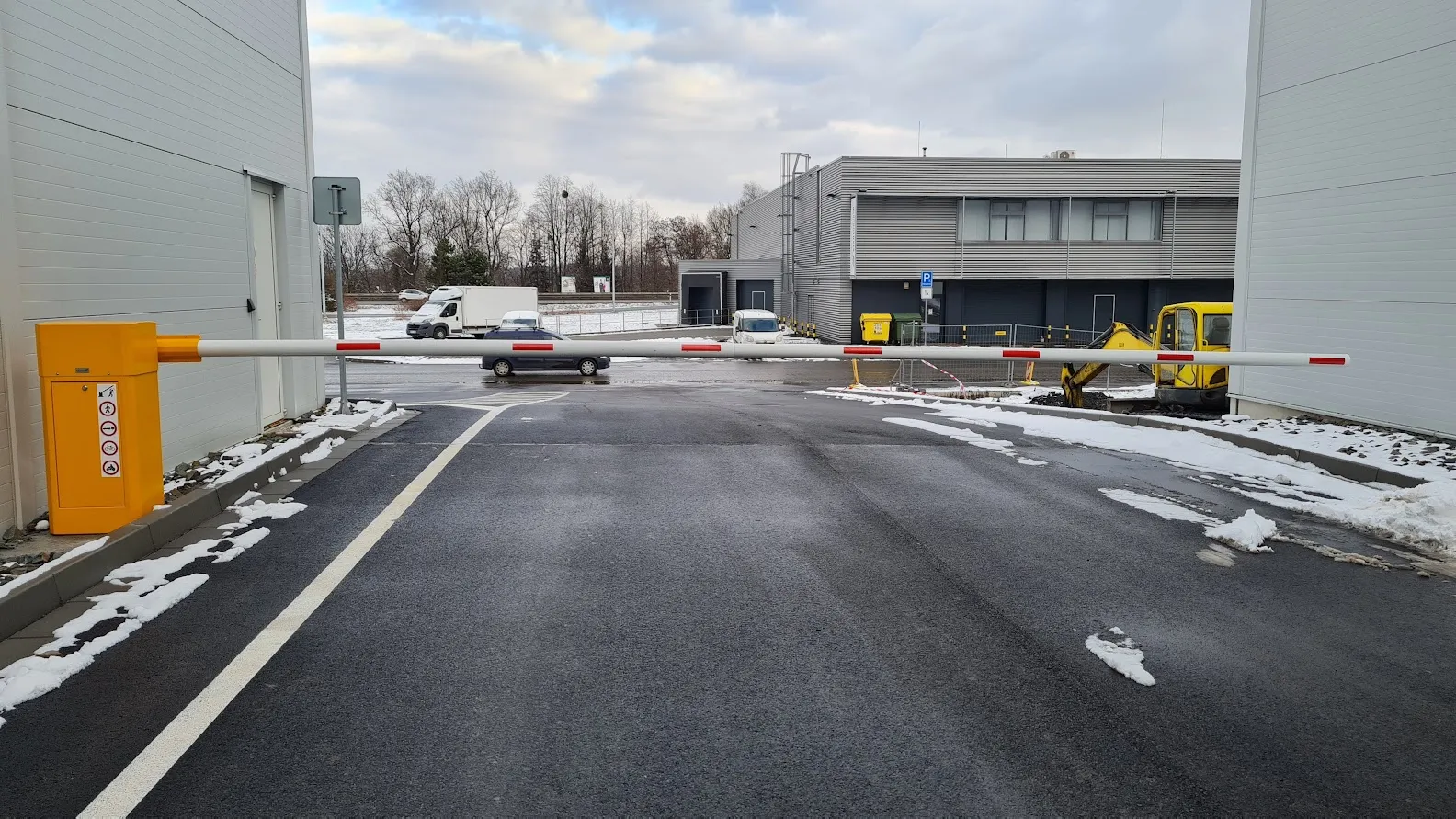 Odolná automatická závora RB-53 s červeno-bielym ramenom pre kontrolu vjazdu za každých poveternostných podmienok