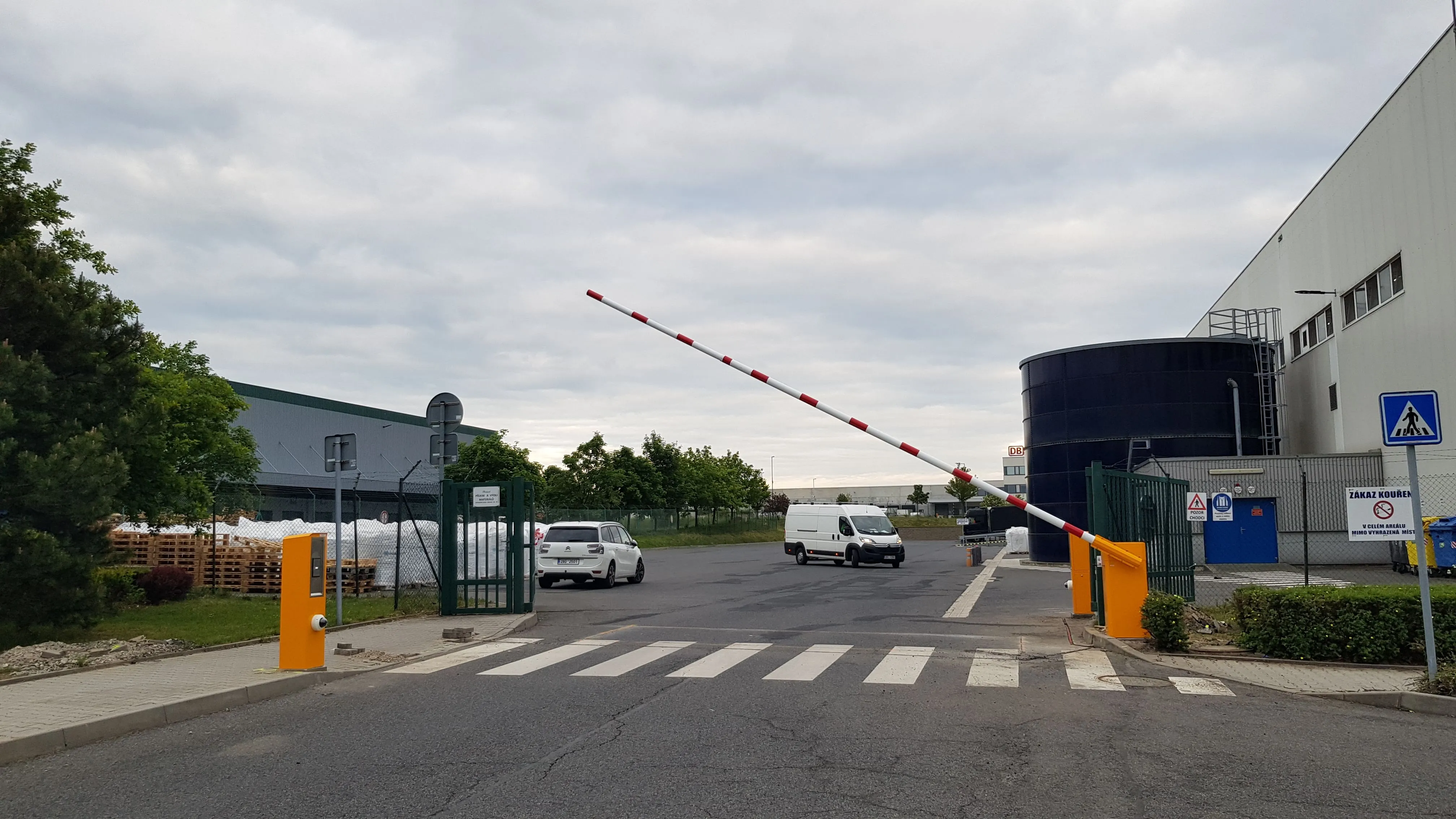 Kompletný systém kontroly vjazdu s automatickou závorou RB-53 a externým ovládacím stĺpom pre priemyselné objekty